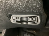 Hondaセンシング用の、VSA(ABS+TCS+横滑り抑制)解除とレーンキープアシストシステムのメインスイッチなどはハンドルの右側に装備しています。燃費に役立つECONボタンもここです。