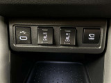 始動直後から温まるシートヒータースイッチとオーディオ機器やスマートフォンを直接カーオーディオに接続できるUSB端子と車載カメラの視点切替スイッチが配置されています。