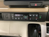 セレクトレバーの左上にオートエアコンがついてますので簡単操作で快適に過ごせます。シートヒータースイッチ内蔵で前席の左右別々に2段階で温度設定ができます。