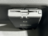 【ETC】有料道路を利用する際に料金所で停止することなく通過できる、ETC車載器(ノンストップ自動料金収受システム機器)が装備されています。セットアップを行うことで利用可能になります。