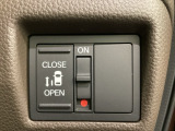 左側電動スライドドアは運転席からでも操作ができるように、ハンドル付近に開閉の操作スイッチが付いています。