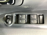 【電動格納ミラー】サイドミラーは電動格納式となっており、狭い駐車場でもキズがつくリスクを抑えられます。