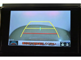 バックガイドモニター(バックモニター)付き。車両後方の映像をナビ画面に表示し、駐車などの後退操作をサポートします。