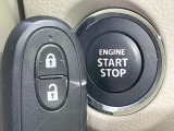 【キーレススタートシステム】カバンやポケットに入れたままでもドアの施錠・解錠が可能なスマートキーを装備。エンジンのオン・オフ時もカギを取り出す必要が無いからとっても便利です♪