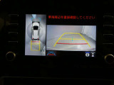 パノラミックビューモニター付きです。車両を上から見たような映像をディスプレイオーディオ画面に表示。運転席からの目視だけでは見にくい、車両周辺の状況をリアルタイムでしっかり確認できます。