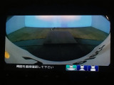 【バックカメラ】運転が苦手な方も車庫入れラクラクです!ギアをリバースに入れれば自動的に切り換わりますので、面倒な操作は不要です♪狭い駐車場もお車を傷つけず安心ですね!
