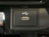 運転席前部にはUSBが使えるようになっています。