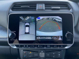 上からまる見え!アラウンドビューモニターの画像です。純正ナビに映してあります。お車を真上から見たような映像をミラーやナビ画面に映し出す事によって、車両の周囲を確認し、駐車時や発進時の運転をサポート。