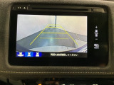 リバースギアに入れるだけで後方の表示へ切り替わります。夜間や雨の日の駐車も楽になりますよ。