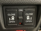 リアドアは乗り降りに便利な両側電動スライドドアです。また運転席に座っていながらスイッチ操作で自在にスライドドアを開け閉めできます。