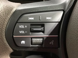 ステアリングにオーディオ操作スイッチが付いています。オーディオ画面に直接タッチしなくても操作が出来ますので、運転に集中できます。