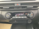 お好みの温度に合わせれば自動的に調節、オートエアコン装備。年中快適な車内。