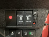 【両側パワースライドドア】両側がパワースライドドアになっており、運転席のスイッチやスマートキーでも開閉が可能です!開口部も広いので乗り降りも楽々♪