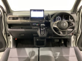 車内は光触媒抗菌消臭施工済です。スタイリッシュなデザインでスポーティなインパネ周りを演出します。グローブボックスやカップホルダーのほかにトレーなどたくさんの収納スペースが付いています。