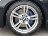 BMW純正18インチホイール。洗練されたデザインで、足元の個性を引き立てます。