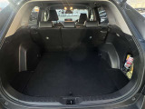 ラゲージスペース 後席を倒さなくても荷物をたっぷり積み込めます!!
