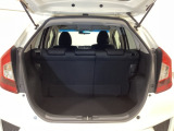 ラゲッジも広く使いやすいトランクは、開口部も広く荷物の積み下ろしもしやすいお車となっております。リアシートの背もたれは6:4の割合で分割して可倒できるので、長いお荷物などを載せることもできます。