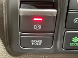 【電動パーキングブレーキ】パーキングブレーキは便利な電動式!ボタン一つで操作でき、アクセルを踏めば自動で解除されます♪レバーやペダルが無いので運転席廻りもすっきりしますね♪