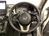ハンドルにHondaセンシング系のクルーズコントロールやレーンキープアシストなどのスイッチと、オーディオの操作スイッチが装備されています。ハンドルから手を離さず安全に操作できます。