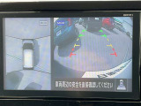 空から見ているような視点で周囲が確認できるアラウンドビューモニター、クルマの真上から見ているかのような映像によって、周辺の見えにくい障害物でも気付くことができます。