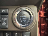 エンジンスタートボタンです。キーが車内にあれば、エンジンの始動・停止はブレーキを踏んでスイッチを押すだけ!キーを取り出す手間を省き、ワンプッシュでエンジンを操作するので簡単でスムーズです。
