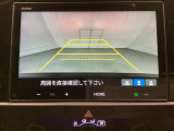 バックでの車庫入れも安心です! リアカメラが付いているバックモニター付のディスプレイオーディオを装備しております。操作線もついており距離感も画面から確認できます。