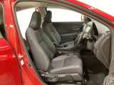 女性でも運転がしやすいように、シートの高さ調整機能(シートリフター)がついています。広い足元にゆったり座れるシートには肘掛も装備しており長距離の運転でも疲れにくいシートです。
