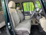 運転席まわりには十分なスペースがあり、大柄な方でもゆったり運転していただける環境です。