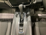 CVT車のセレクトレバーです。低速から高速まで、変速ショックのないスムーズな走りと、エンジン効率のよい領域を維持して燃費にも貢献します。サイドブレーキはスイッチ操作の電子制御パーキングブレーキです。