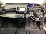 車内は光触媒抗菌消臭施工済です。インパネ周りはスタイリッシュなデザインです。グローブボックスやカップホルダーのほかにトレーなどたくさんの収納スペースが付いています。