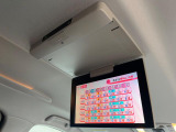 【フリップダウンモニター】大画面モニターで後席でもエンタメをお楽しみいただけます。小さなお子様にも大人気の装備です♪
