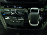 オートエアコンタイプなので細かい操作なしで快適温度に調整してくれます。シートヒーター付きで、冷えた車内でもスイッチを押せば数秒で座面と背もたれがあたたかくなります。