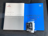 メンテナンスノート【点検整備記録簿・保証書】、取説も揃っています。スマートキーはバッグなどにしまったままボタン操作でエンジンの始動・停止ができて大変便利です。