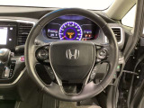 ハンドルにHondaセンシング系のクルーズコントロールやレーンキープアシストなどのスイッチと、オーディオの操作スイッチが装備されています。ハンドルから手を離さず安全に操作できます。