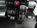 CVT(無段変速)のオートマチックです。インパネシフトがとても使い易く足元がスッキリするので、空間が広く使えますね♪