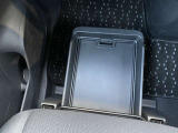 助手席シート下収納付です。靴など収納できます。さらに、下には車検証が収納できるようになってます。グローブBOXに入れて、荷物が入らないという心配もないですよ。