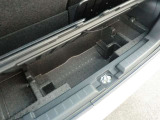 内張り、カーペットに目立つ傷はありません