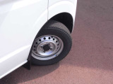 145R12-LTタイヤ+スチールホイールです。スタッドレスタイヤや各種オプションのご注文も承っております(^^)!
