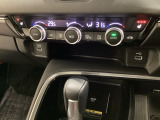 オートエアコンがついてます。左右独立で温度設定のできるデュアルオートエアコンです。パネル内のシートヒータースイッチは前席の左右別々に3段階で温度設定ができます。