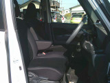 高い天井と広い足元は、普段の運転時はもちろん、長距離ドライブでも快適に過ごせます♪前席アームレスト付きです!