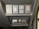 Hondaセンシング用の、VSA(ABS+TCS+横滑り抑制)解除と路外逸脱抑制機能などのオンオフスイッチはハンドルの右側に装備。その下にETC2.0がついています。高速道路の料金所の通過も楽々です。