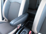 運転席にはアームレスト装備です