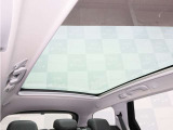 ■パノラミックガラスルーフ(電動メッシュシェード付)