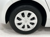 タイヤサイズは195/65R15!納車前の点検時にタイヤ交換させていただきます!スチールホイールに錆が、ホイールキャップに傷があります。