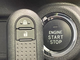 【キーフリーシステム】カバンやポケットに入れたままでもドアの施錠・解錠が可能なスマートキーを装備。エンジンのオン・オフ時もカギを取り出す必要が無いからとっても便利です♪