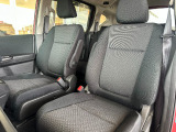 足元もゆったりで長時間の運転も疲れにくいフロントシートです。