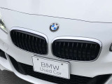 左右のキドニー・グリルの中心にはBMWのエンブレムが鎮座し、個性を放つデザイン性を兼ね備えました。