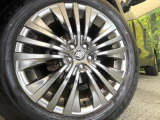 【純正アルミホイール】外観にマッチした純正アルミホイールを装着しております。各種社外アルミホイールや、スタッドレスタイヤも取扱いしております。是非ご相談ください♪