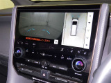 パノラミックビューモニターを装備。駐車場や交差点でクルマを真上から見るように周囲を確認できます。機能の詳細は販売店スタッフまでおたずねください。