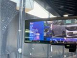 インテリジェント ルームミラー 車両後方に装着した高解像度カメラの映像をミラー面に映し出すので、車内の状況、天候等に影響されずクリアな後方視界を確保出来ます。※スイッチにて通常のミラーへ切替が出来ます